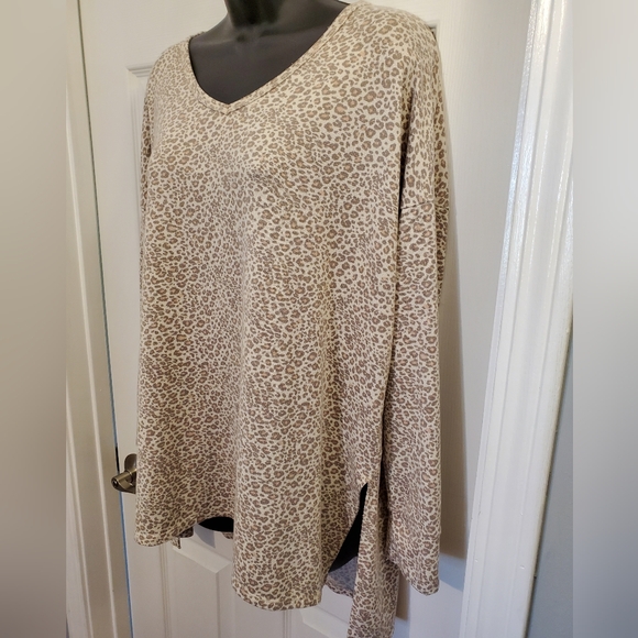 American Eagle Leopard Print Tunic Style V-Neck Sweater - Picture 2 of 8